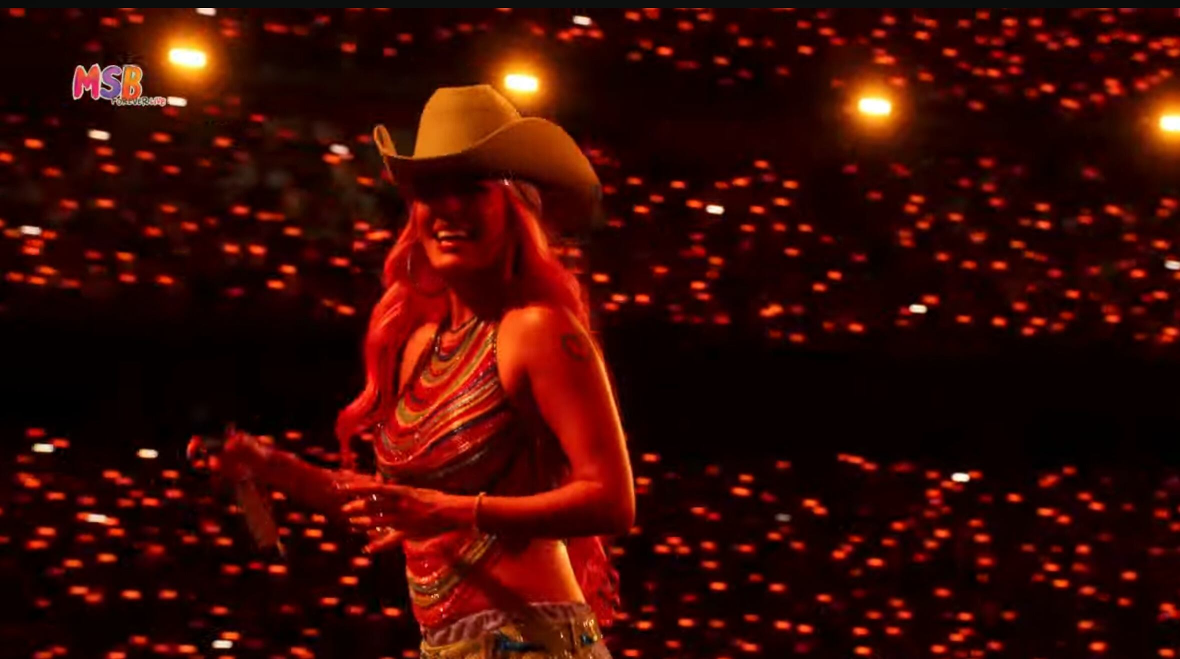 Karol G cantó 200 copas con sus fanáticos en Madrid.