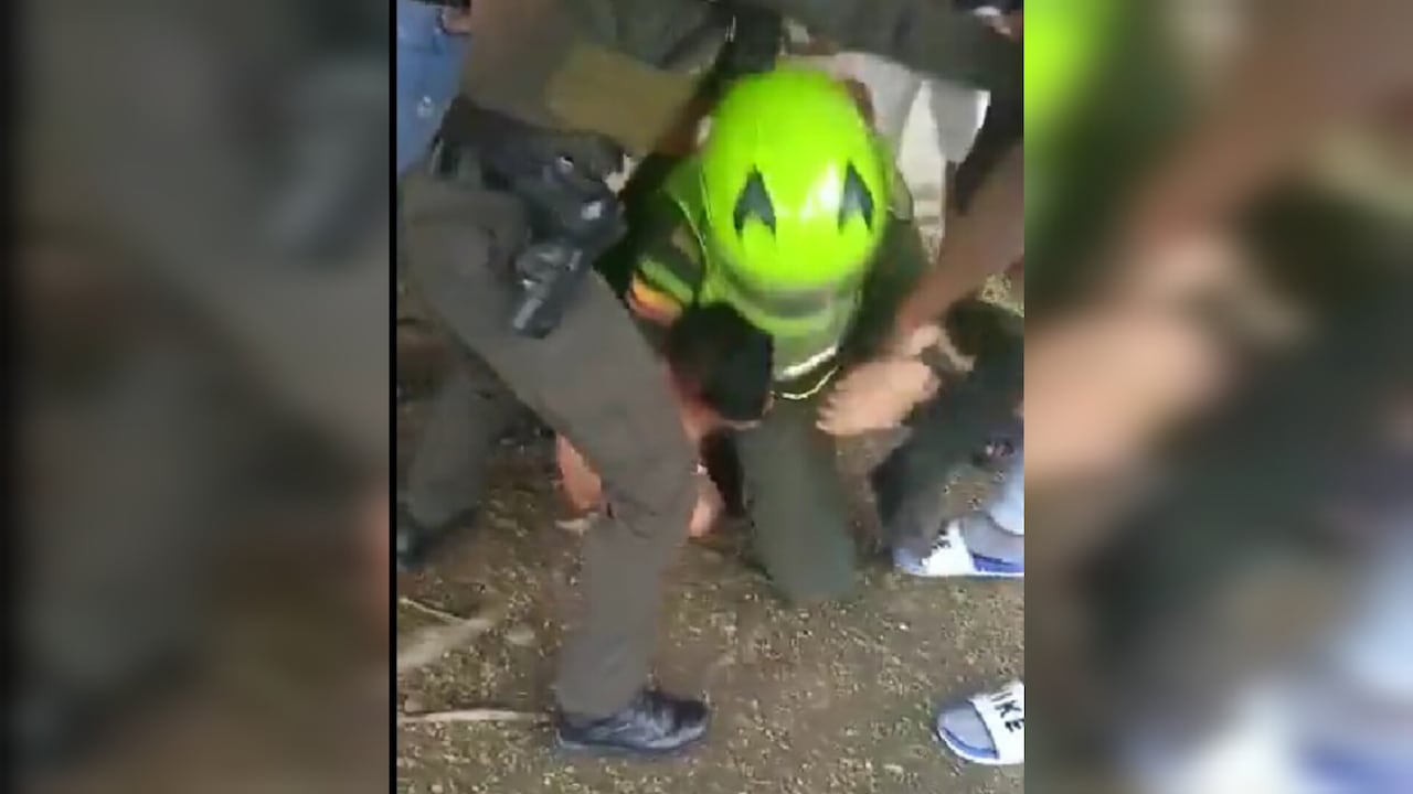 Uno de los policías fue agarrado del cuello por uno de los jóvenes que estaba en el lugar.