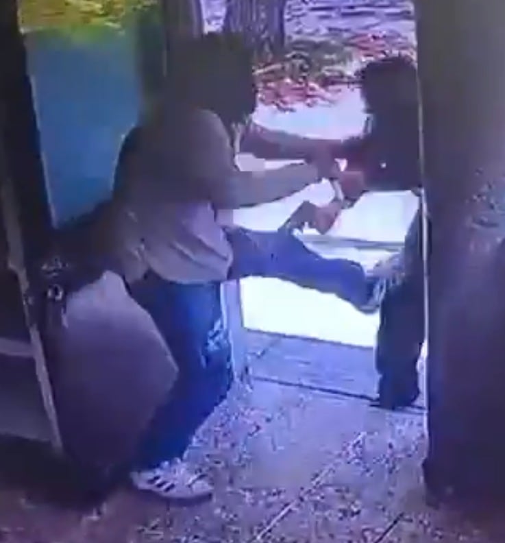 El uniformado logró desenfundar su arma.