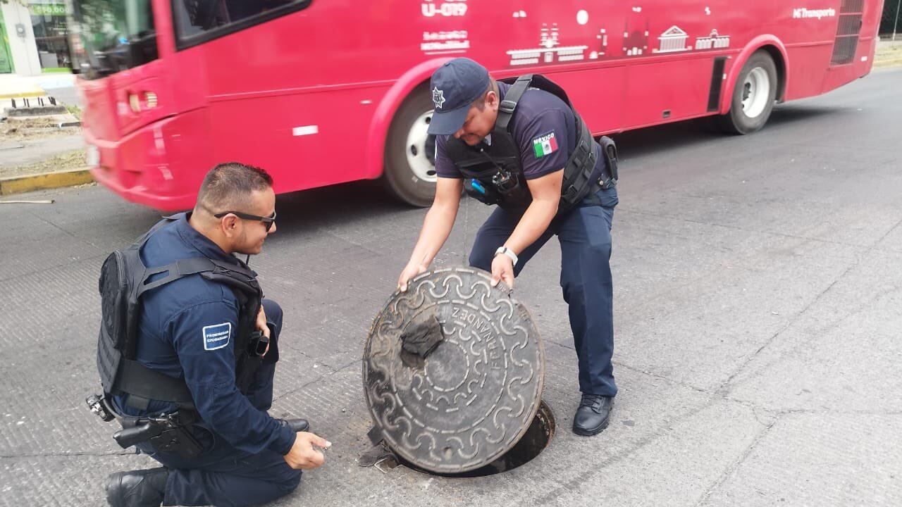 Los policías auxilian a un hombre que llevaba 4 días intentando salir de una alcantarilla