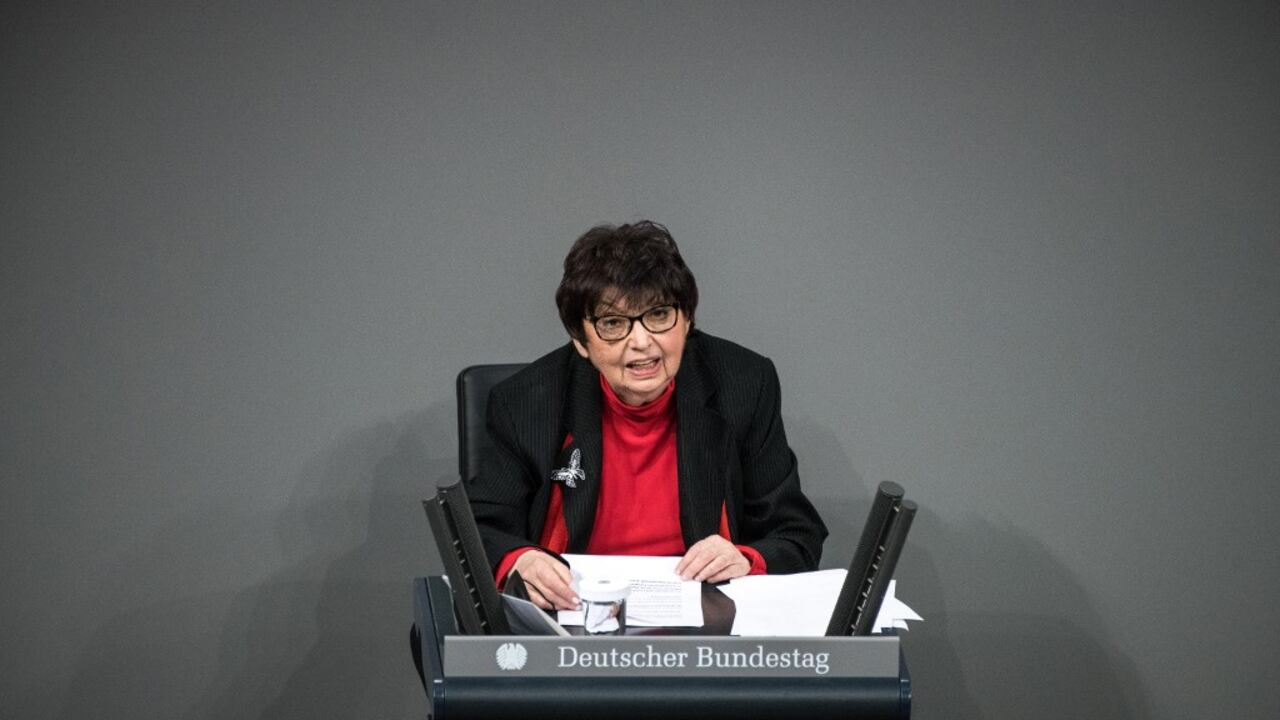 La sobreviviente del Holocausto Inge Auerbacher pronuncia un discurso durante la ceremonia anual en memoria de las víctimas y sobrevivientes del Holocausto en la sesión plenaria del Bundestag el 27 de enero de 2022, Día Internacional de Conmemoración del Holocausto. (Foto de Stefanie LOOS / AFP)