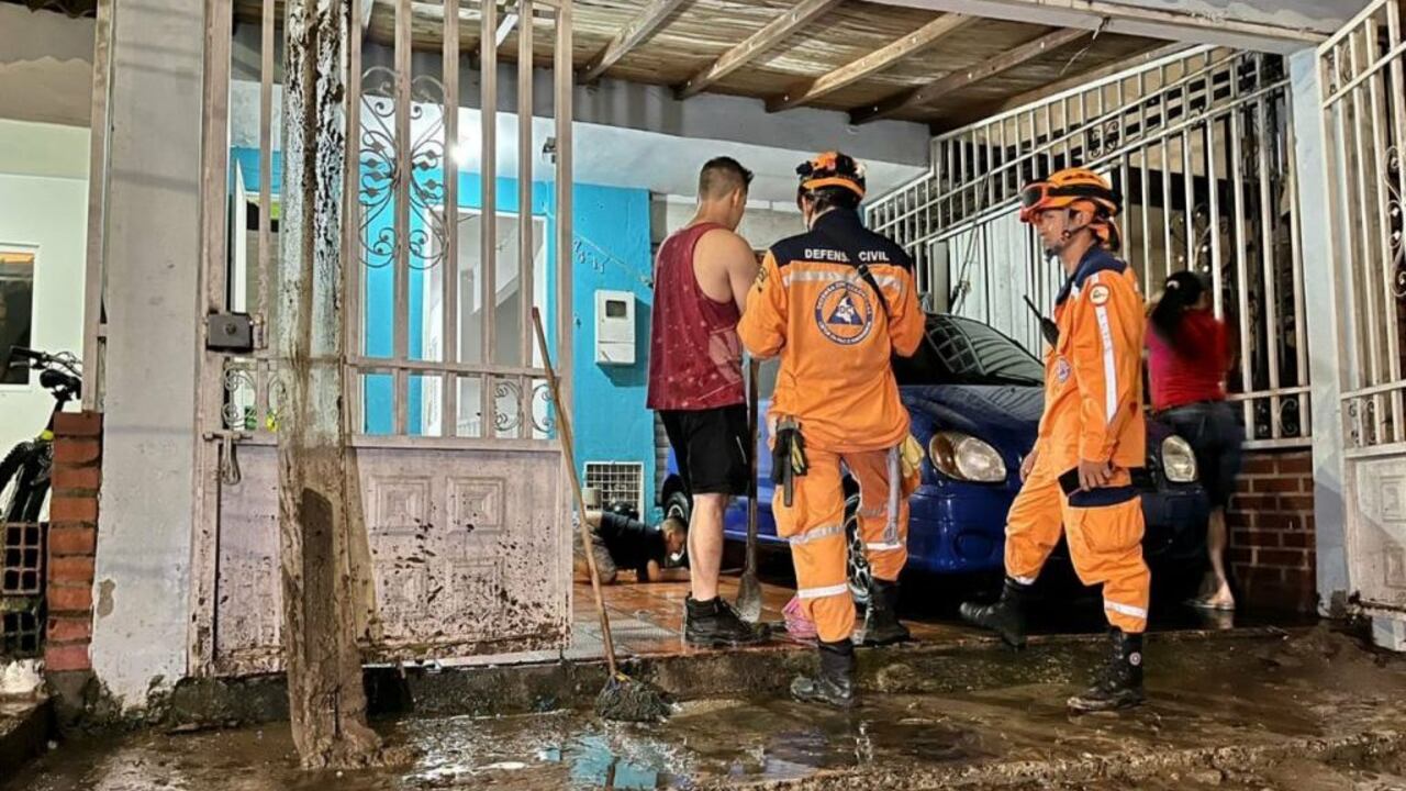 Familias evacuadas en el barrio Miramanga.