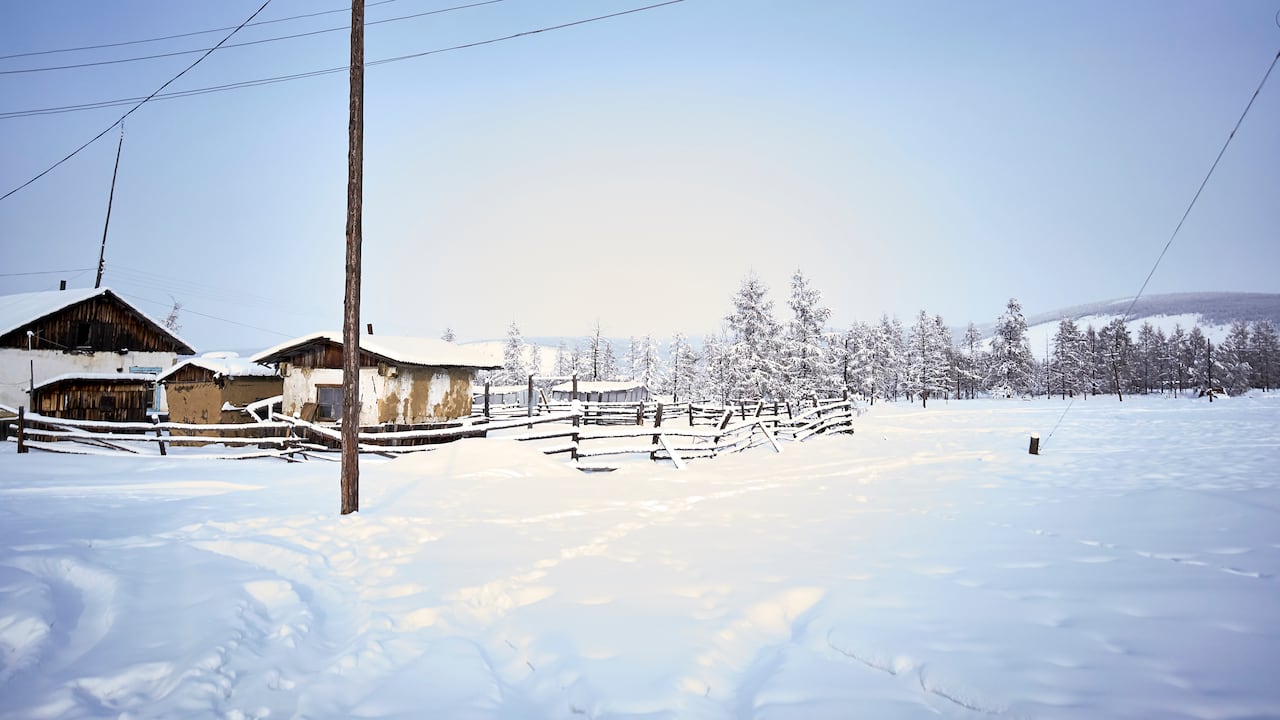Atardecer en el pueblo de Oymyakon (Polo del Frío), el lugar habitado permanentemente más frío de la Tierra, República de Sajá, Rusia
