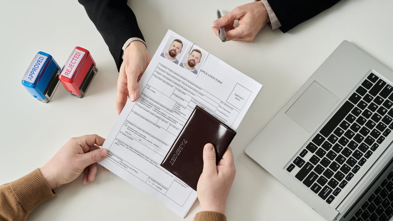 Ante la cancelación inesperada de una visa estadounidense al intentar ingresar al país, es crucial mantener la calma y buscar orientación inmediata.