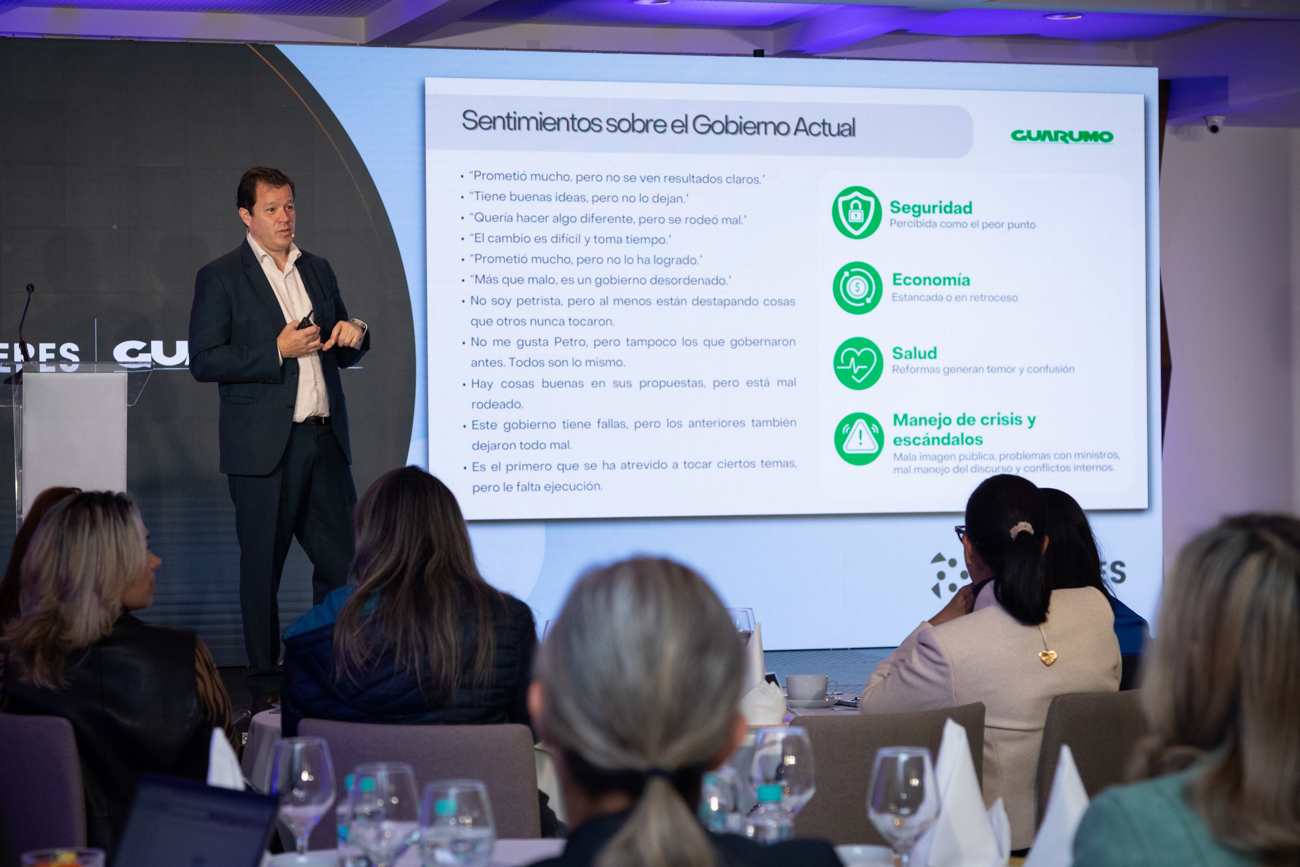 Víctor Muñoz durante su conferencia en la quinta sesión del Círculo de Mujeres. Junio 13 del 2025
FOTO: HELEN RAMÍREZ - SEMANA