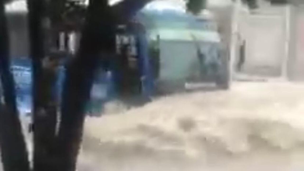 Un bus intenta atravesar un arroyo en Barranquilla.