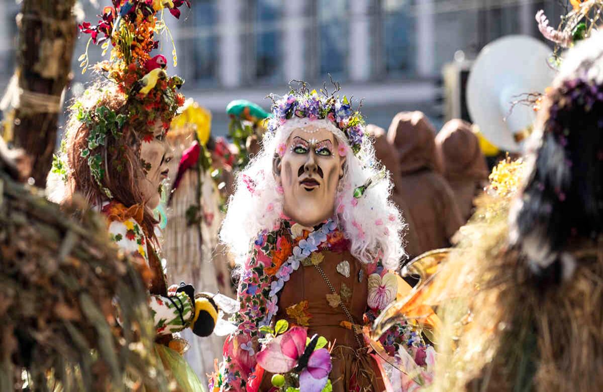 Juerguistas enmascarados desfilan por las calles durante el carnaval de Lucerna, Suiza, jueves 20 de febrero de 2020. El carnaval tiene lugar del 20 de febrero al 25. Foto: Alexandra Wey / Keystone vía AP.