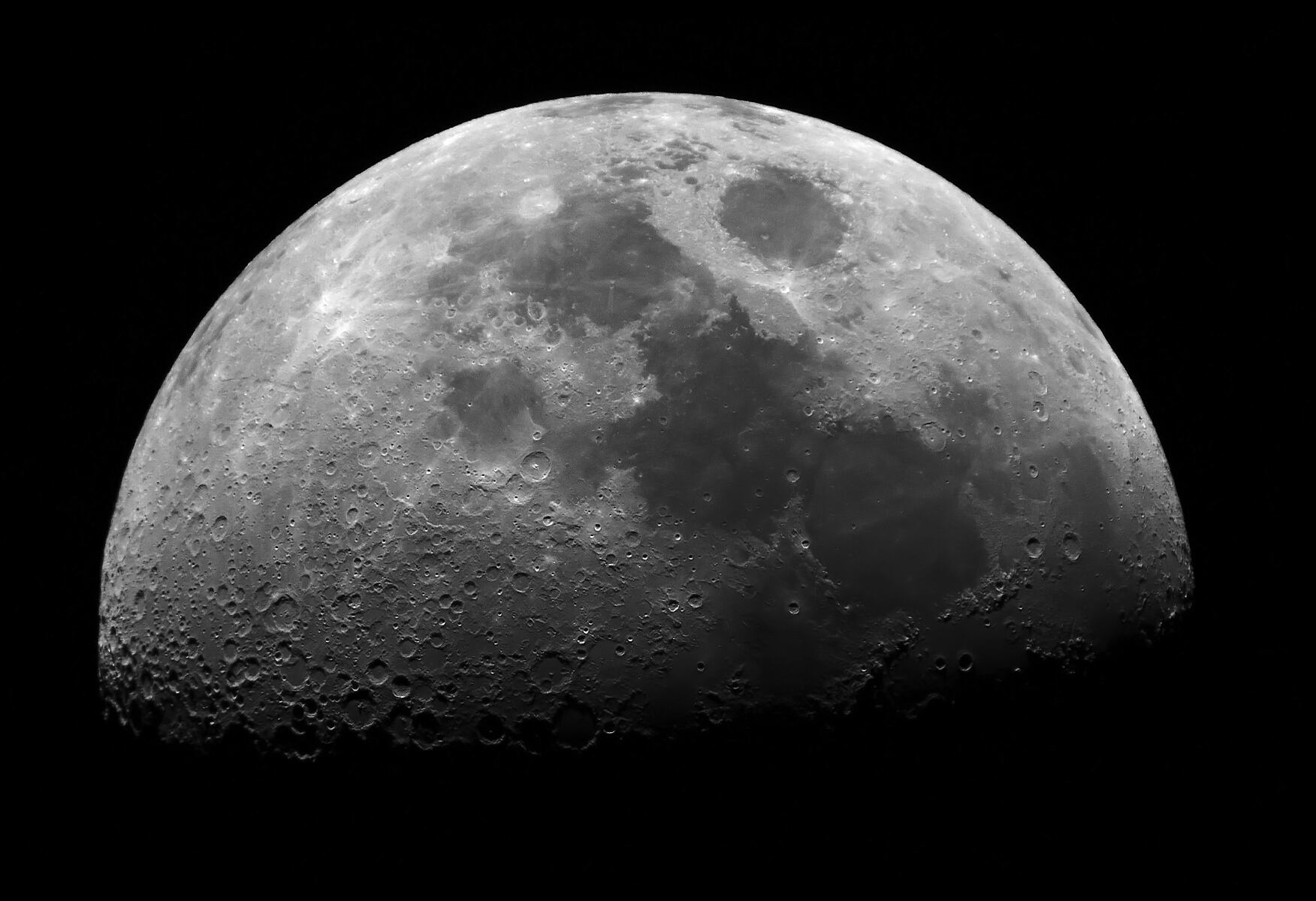La superficie de la Luna fuente de recursos para la vida humana.