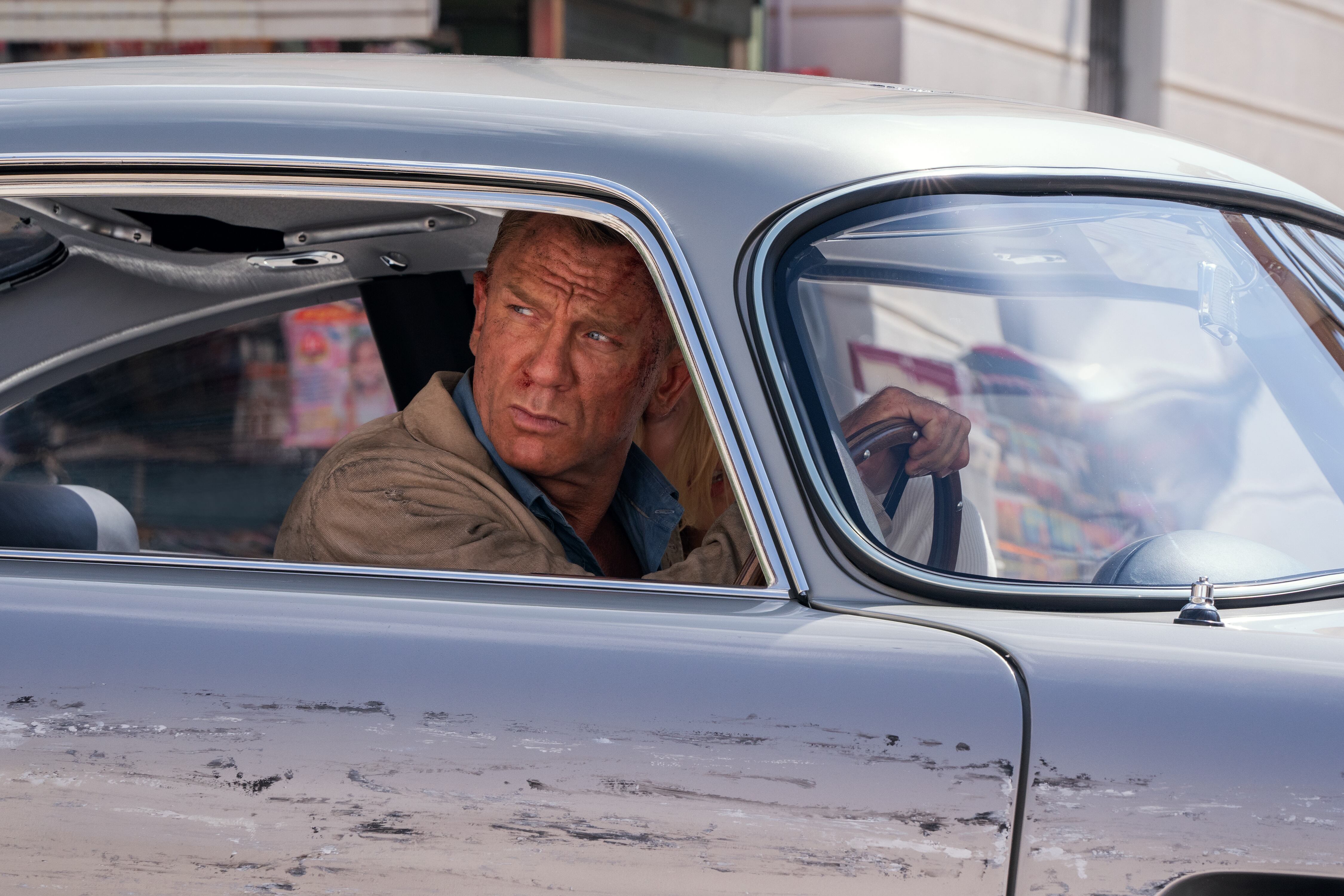 James Bond (Daniel Craig) y la Dra. Madeleine Swann (Léa Seydoux) drive through Matera, Italy in NO TIME TO DIE, 
a DANJAQ and Metro Goldwyn Mayer Pictures film.

Credit: Nicola Dove

© 2019 DANJAQ, LLC AND MGM.  ALL RIGHTS RESERVED.