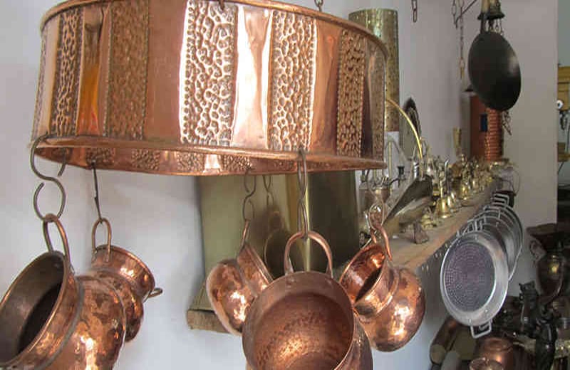 Para estas artesanías los gitanos solo usan fuego, martillo y los ungüentos familiares, no usan técnicas modernas y en ocasiones recurren al taladro o cortador eléctrico. Fotografía vía: Vanessa López Suaza.