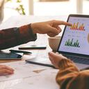 Tres empresarios trabajando y discutiendo negocios juntos en una reunión