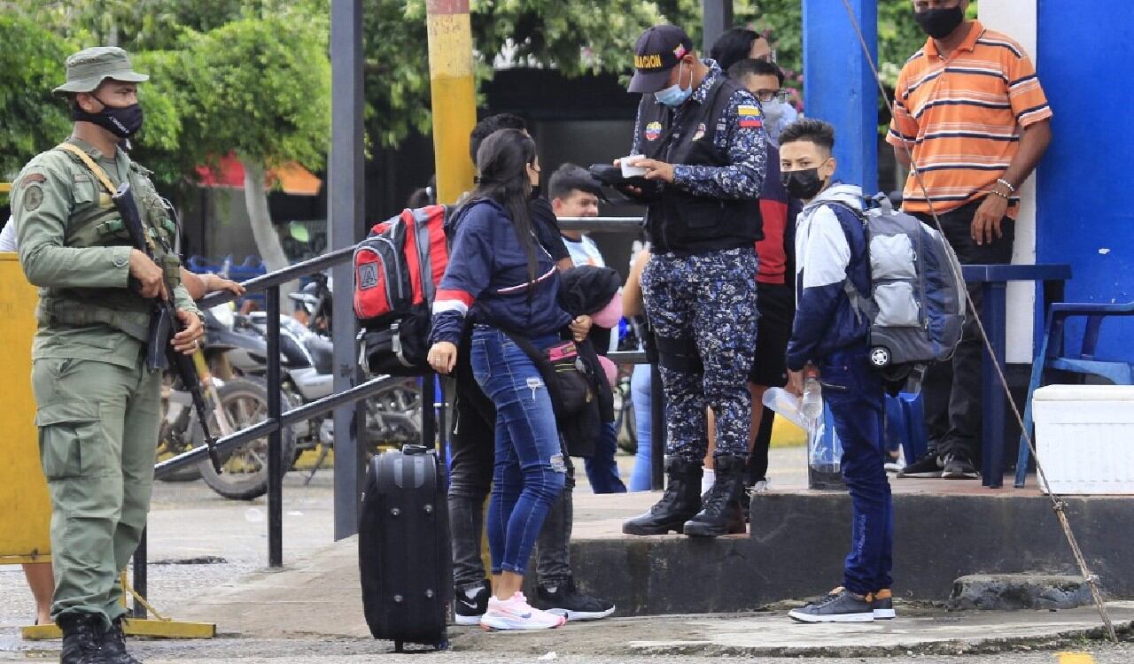 Miembros de la Guardia Nacional Bolivariana custodiando la frontera entre Venezuela y Colombia