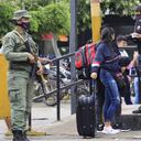Miembros de la Guardia Nacional Bolivariana custodiando la frontera entre Venezuela y Colombia