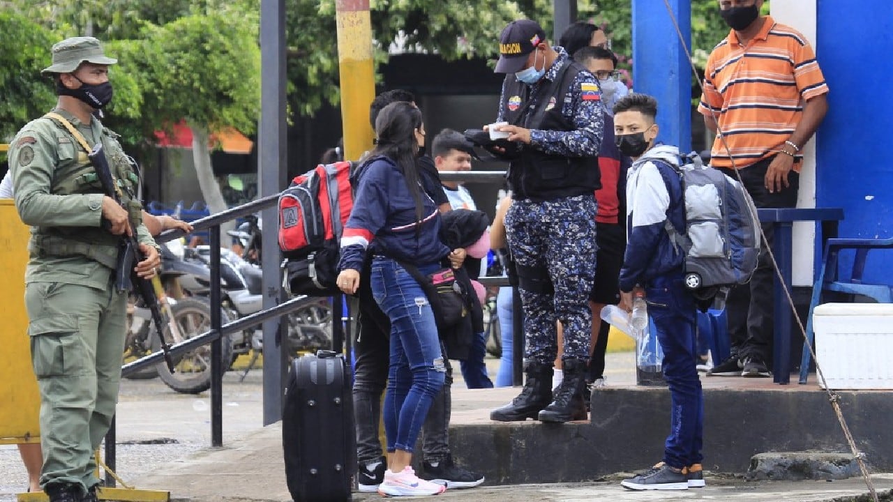 Miembros de la Guardia Nacional Bolivariana custodiando la frontera entre Venezuela y Colombia