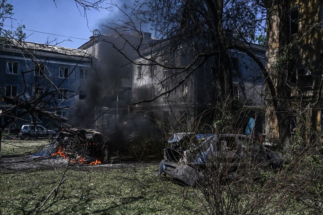 Una fotografía tomada el 7 de julio de 2022 en el centro de Kramatorsk muestra autos destruidos en un patio entre el hotel Industria y residencias civiles después de un ataque aéreo. - Un ataque aéreo el 7 de julio de 2022 mató al menos a una persona e hirió a varias más en Kramatorsk, un centro administrativo de la región oriental de Ucrania bajo ataque ruso, dijeron periodistas de la AFP. (Foto por MIGUEL MEDINA / AFP)