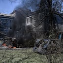 Una fotografía tomada el 7 de julio de 2022 en el centro de Kramatorsk muestra autos destruidos en un patio entre el hotel Industria y residencias civiles después de un ataque aéreo. - Un ataque aéreo el 7 de julio de 2022 mató al menos a una persona e hirió a varias más en Kramatorsk, un centro administrativo de la región oriental de Ucrania bajo ataque ruso, dijeron periodistas de la AFP. (Foto por MIGUEL MEDINA / AFP)
