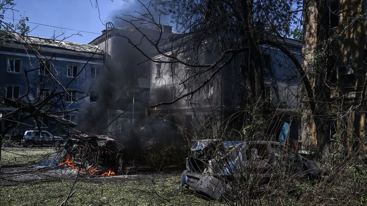 Un ataque aéreo el 7 de julio de 2022 mató al menos a una persona e hirió a varias más en Kramatorsk, un centro administrativo de la región oriental de Ucrania bajo ataque ruso, dijeron periodistas de la AFP. (Foto por MIGUEL MEDINA / AFP)