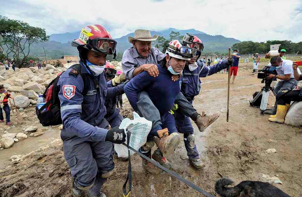 Bomberos voluntarios de Cali cargan a el señor Néstor Melo, 86, el miércoles 5 de abril de 2017 en Mocoa, Putumayo, luego que la noche del 31 de marzo una avalancha provocada por el desbordamiento de los ríos Mocoa, Mulato y Sangoyaco arrasó con todo lo que encontró a su paso. Hasta el momento la cifra de muertos se eleva a  301víctimas mortales y un indeterminado numero de desaparecidos. Foto: Carlos Julio Martínez / Enviado Especial de Semana
