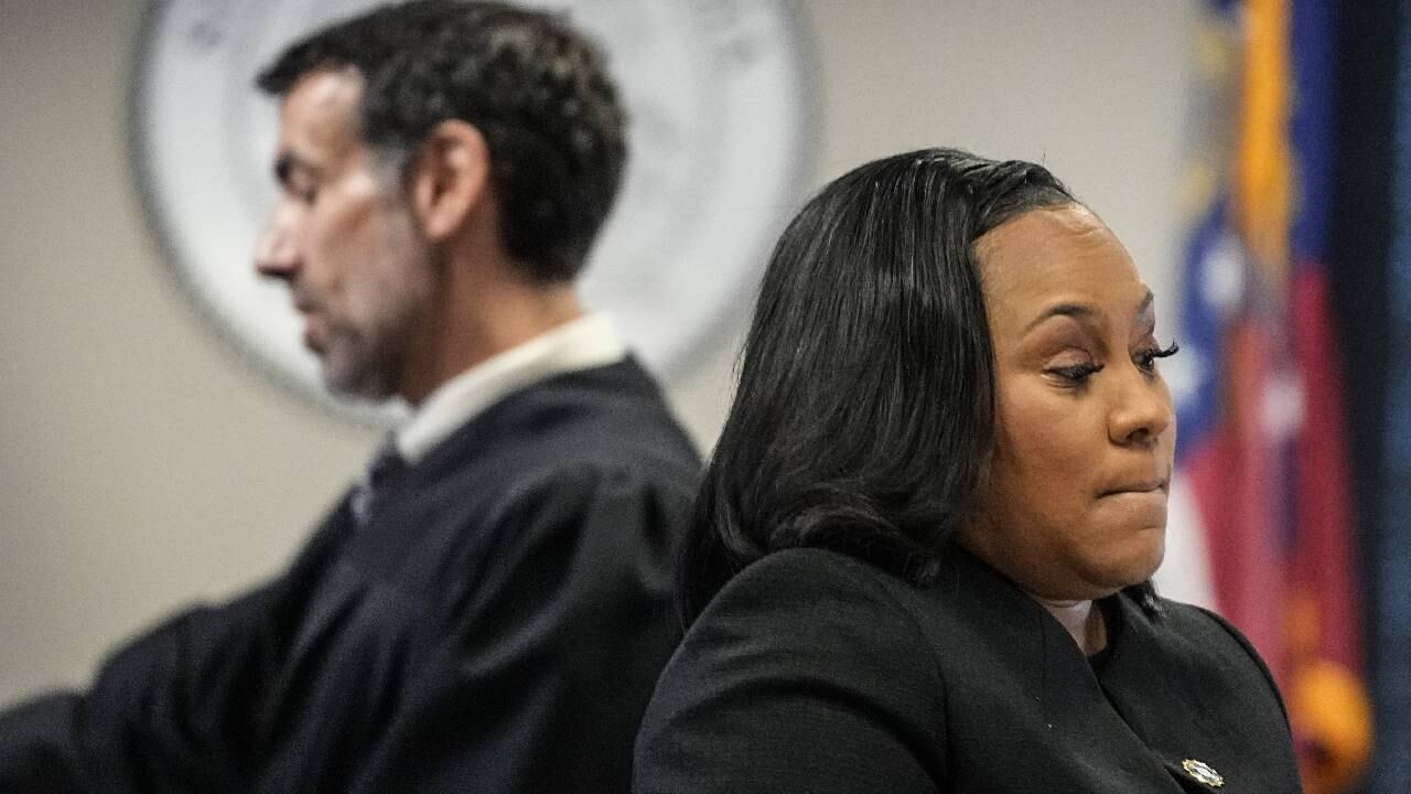 La fiscal de distrito del condado de Fulton, Fani Willis, a la derecha, y el juez de la Corte Superior del condado de Fulton, Robert McBurney.