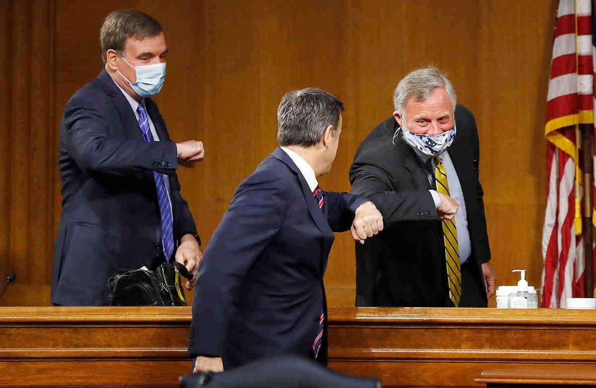 El representante John Ratcliffe de Texas, centro, llega a un Comité de Inteligencia del Senado en Capitol Hill en Washington, y es recibido por el presidente del comité, senador Richard Burr, republicano por Carolina del Norte, y el vicepresidente senador Mark Warner, izquierda. El panel está considerando la nominación de Ratcliffe para director nacional inteligencia. (Foto AP / Andrew Harnik, Pool)
