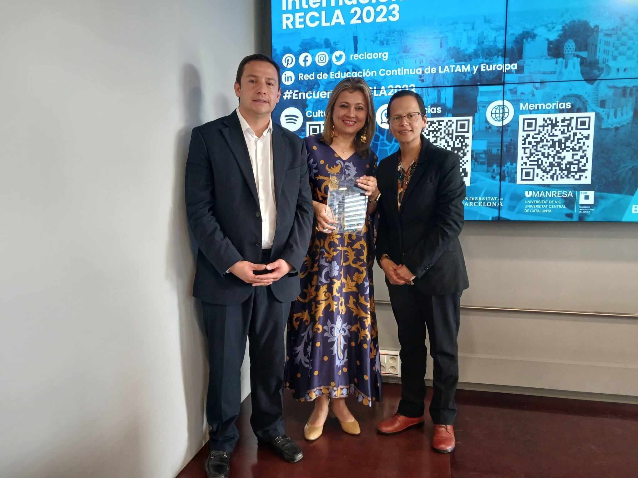 Secretaria Edna Bonilla con el premio recibido en España.