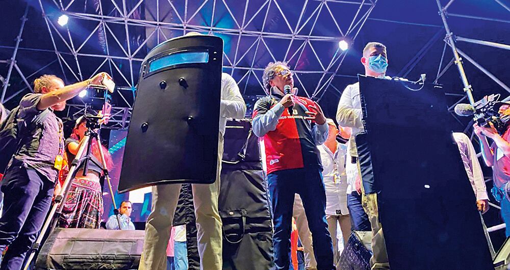  El candidato Gustavo Petro, quien no se ha referido a la infiltración, denunció que hay un intento de enlodar su campaña con dineros del narcotráfico.