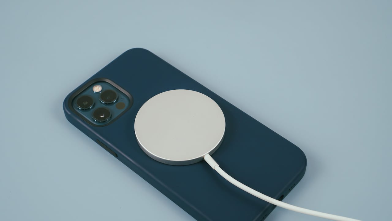 Los imanes integrados del iPhone estarían cerca de desaparecer, según filtraciones recientes.