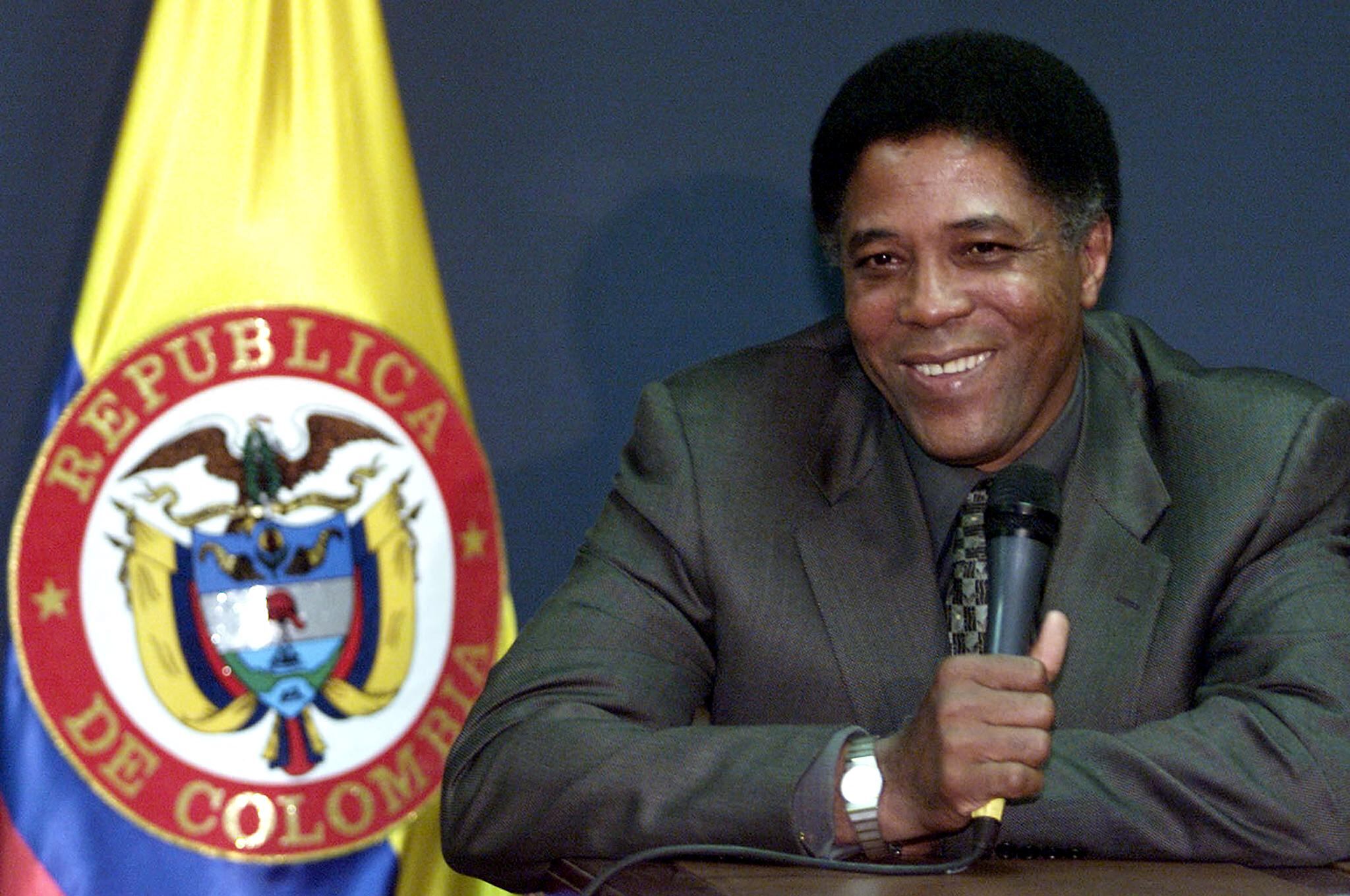 Colombian coach Francisco "Pacho" Maturana smiles during a press conference 08 May 2001 in Bogota.
El tecnico colombiano Francisco "Pacho" Maturana contesta preguntas durante una rueda de prensa el 08 de mayo de 2001 en Bogota, Colombia. "Pacho" Maturana, que dirigio a Colombia en los Mundiales de Italia-90 y Estados Unidos-94, fue nombrado como nuevo entrenador de su pais, en reemplazo del dimitente Luis "Chichi" Garcia.     AFP PHOTO/Luis Acosta (Photo by AFP)