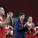 Jugadores de Rusia aplauden a su público durante un partido de Eliminatorias a Catar 2022
