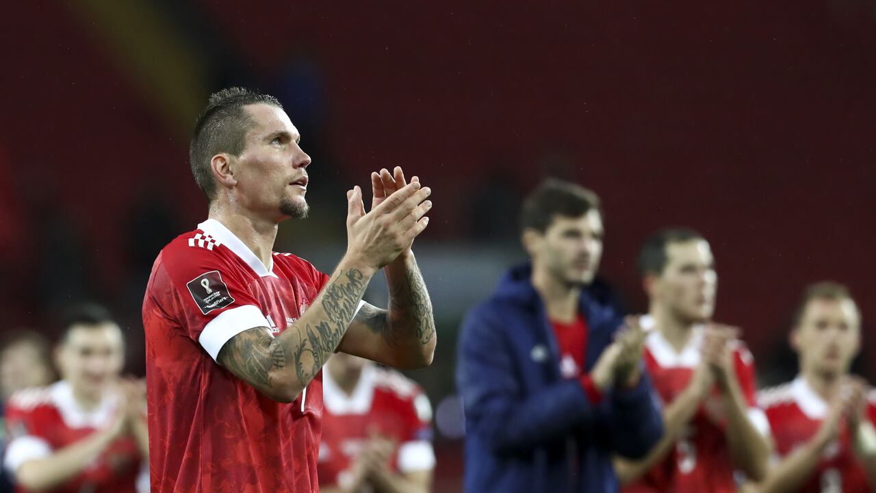 Jugadores de Rusia aplauden a su público durante un partido de Eliminatorias a Catar 2022
