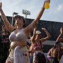 Los y las asistentes al concierto de Taylor Swift han tenido que ser atendidos por los bomberos de Rìos de Janiero, quienes les echan agua por las atltas temperaturas. /Foto Tercio TEIXEIRA / AFP)