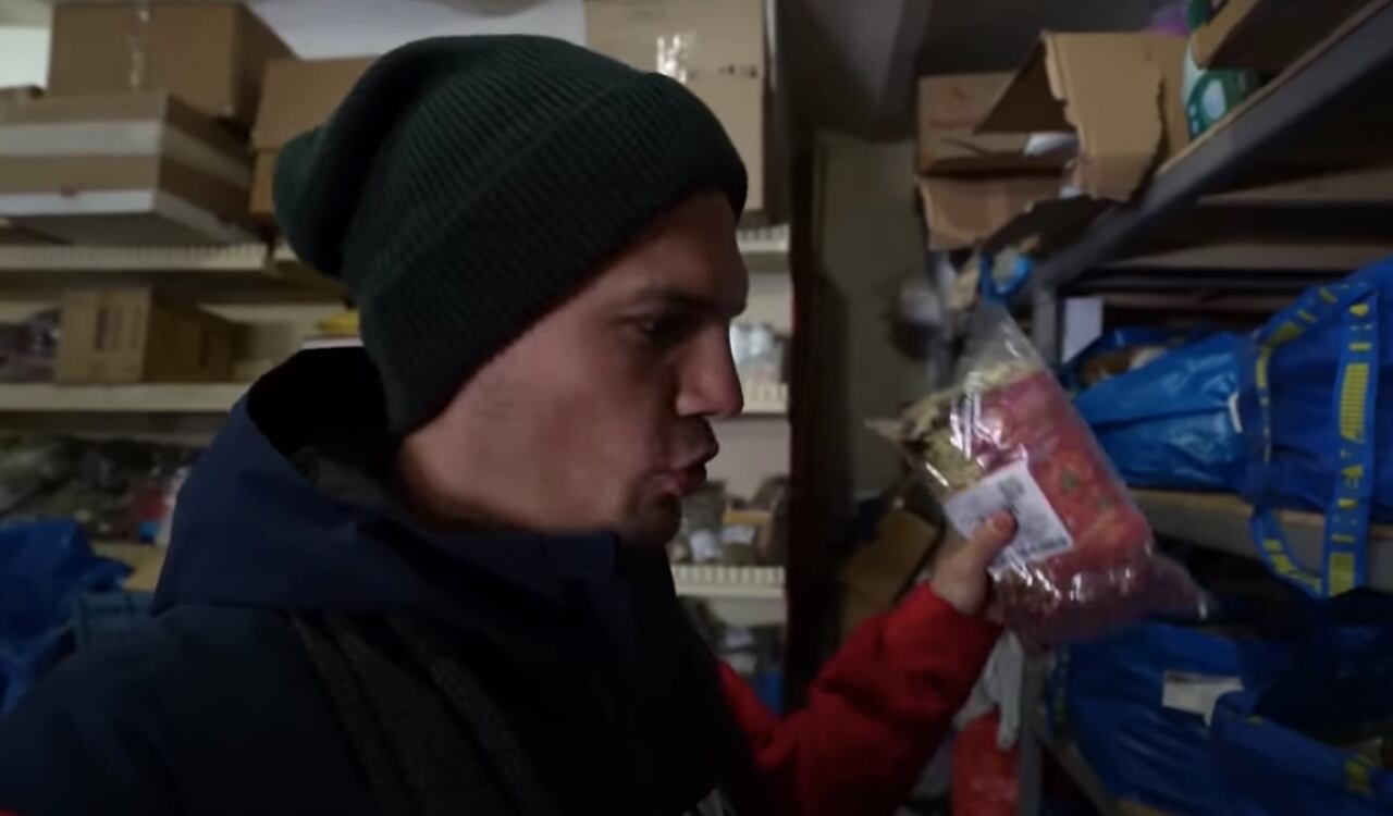 Juan Díaz muestras las pequeñas bolsas donde van deshidratados los alimentos y verduras para hacer la popular sopa Borsch