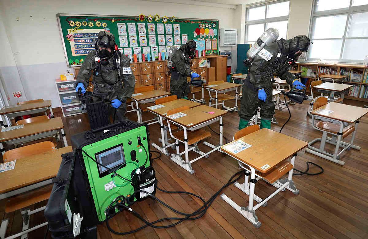 Soldados rocían desinfectante para ayudar a reducir la propagación del nuevo coronavirus en la escuela primaria Cheondong en Daejeon, Corea del Sur. Este país informó de docenas de nuevos casos, de la propagación del virus más allá de la capital y de su llegada a ciudades como Gwangju, que cerró las escuelas y endureció las restricciones sociales. Foto: Kim Jun-beom / Yonhap a través de AP