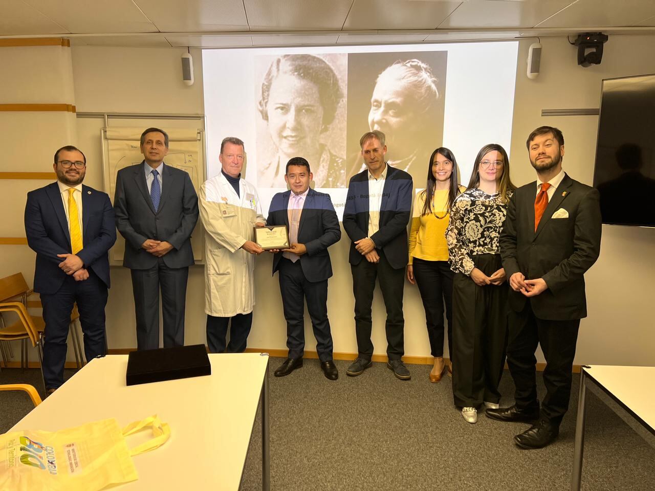 Homenaje póstumo a Ana Galvis Hotz, la 
primera mujer colombiana y latinoamericana en graduarse de Medicina en la Universidad 
de Berna (Suiza), en 1877.