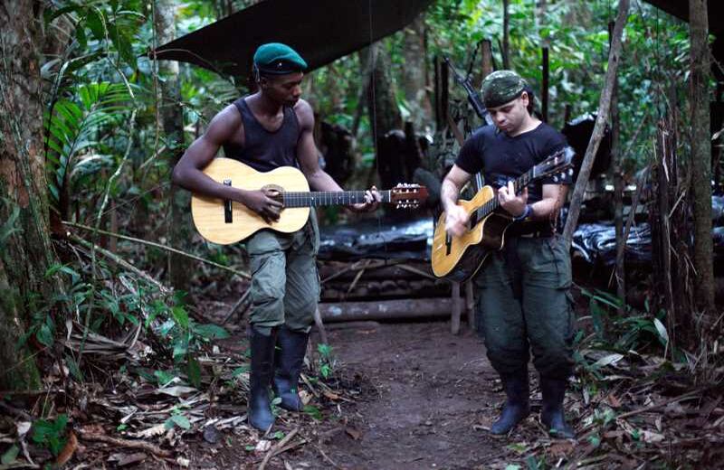 Dos músicos guerrilleros que no se conocían hasta el día de hoy tratan de armonizar sus guitarras para dar una serenata vespertina. 