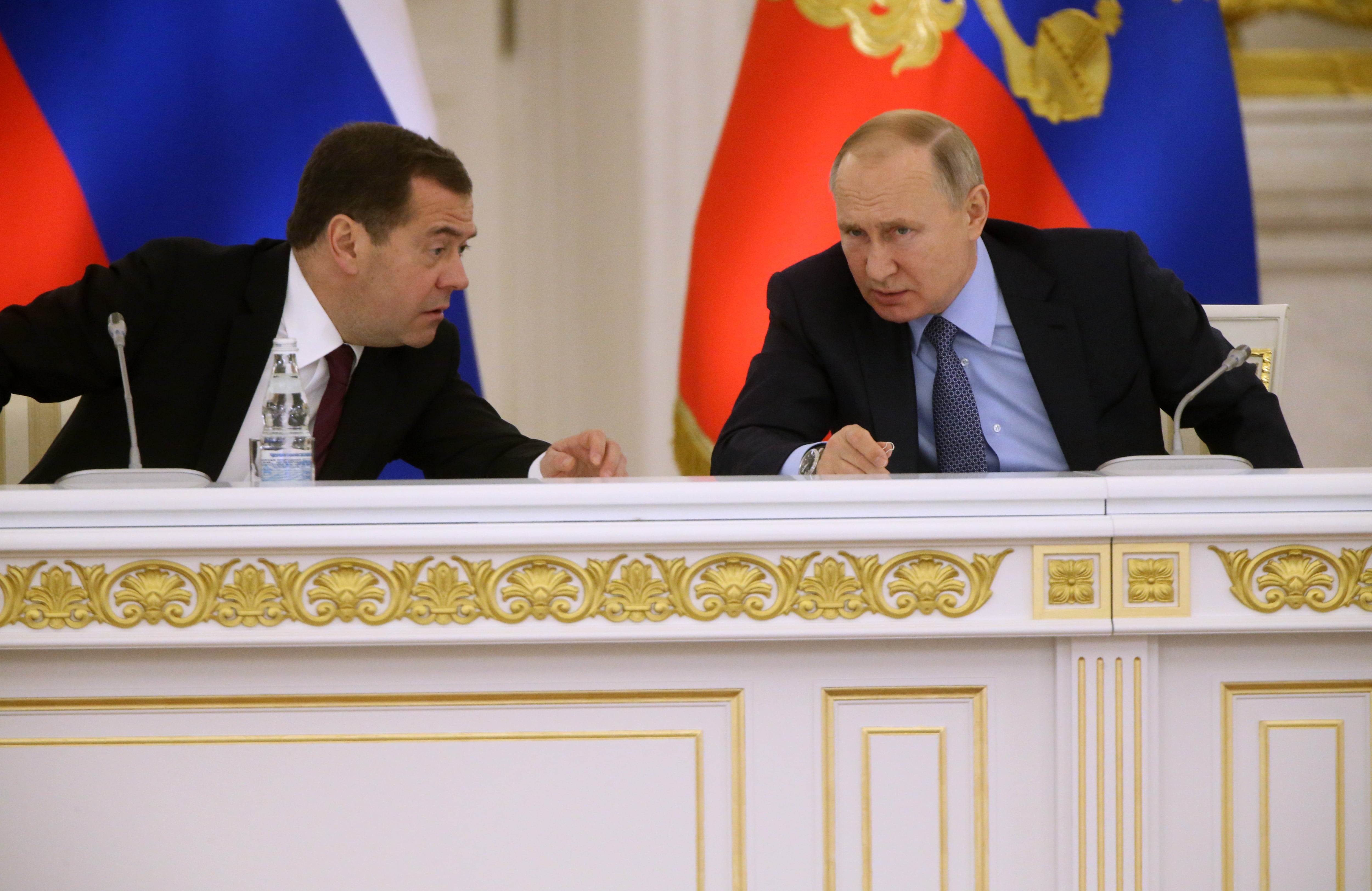 El presidente ruso Vladimir Putin (R) conversa con el primer ministro Dmitry Medvedev (L) durante la reunión del Consejo de Estado en el Gran Palacio del Kremlin el 26 de diciembre de 2019 en Moscú, Rusia.