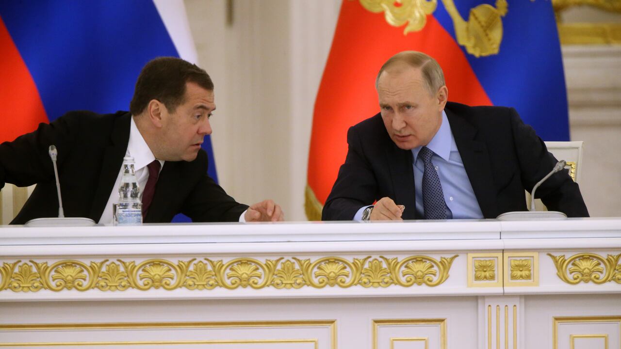 El presidente ruso Vladimir Putin (R) conversa con el primer ministro Dmitry Medvedev (L) durante la reunión del Consejo de Estado en el Gran Palacio del Kremlin el 26 de diciembre de 2019 en Moscú, Rusia.