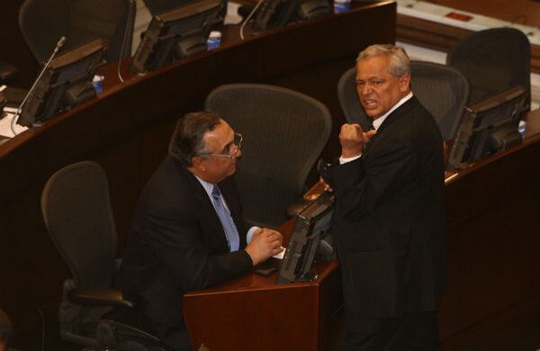 Hernán Andrade (der.), senador del Partido Conservador, fue uno de los que expuso mayores reparos al marco para la paz. Aunque no se opuso, llevó al parlamento algunas de las tesis de los críticos; el expresidente Álvaro Uribe y José Miguel Vivanco (Human Rights Watch). 

