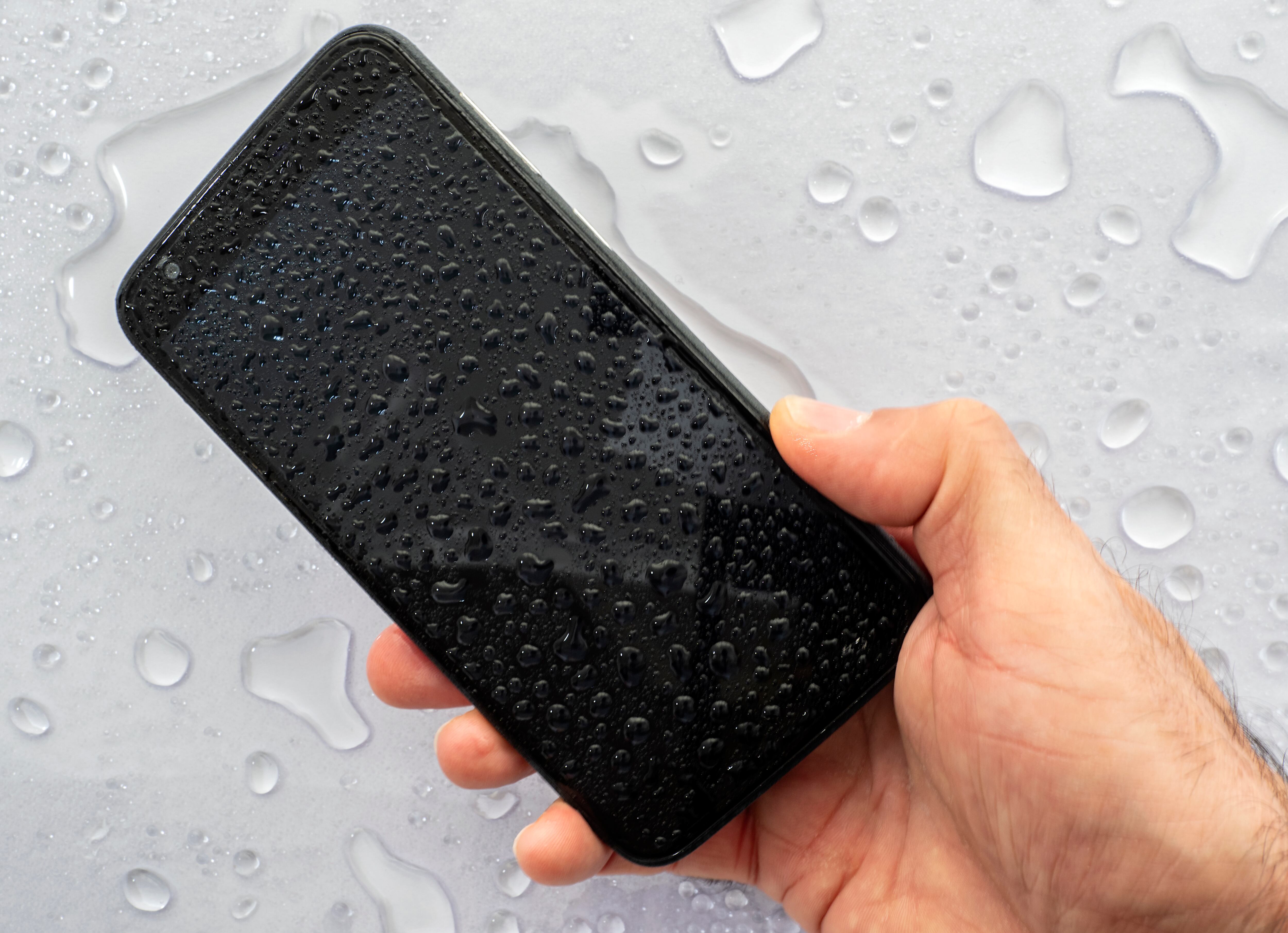 Se debe secar el celular lo antes posible para evitar daños en los componentes internos.