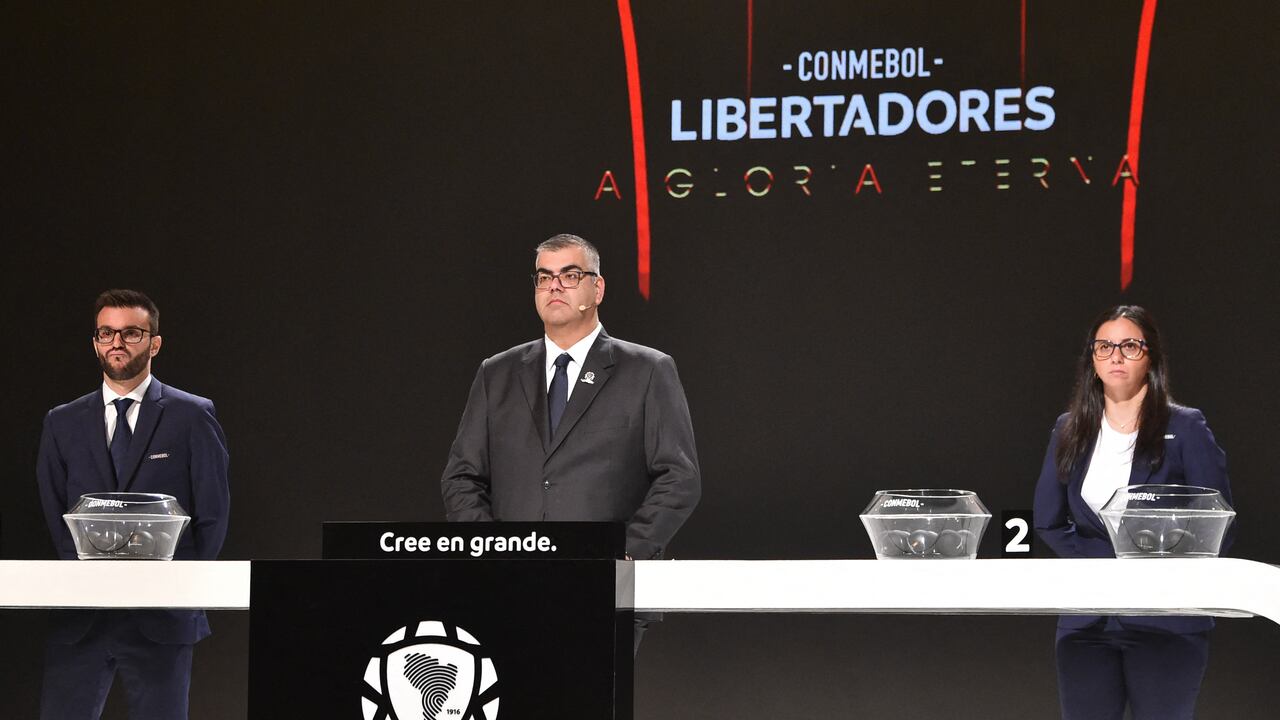 El Director de Competiciones de Clubes de Conmebol, Frederico Nantes (C), hace gestos durante el sorteo de la Copa Libertadores en la sede de Conmebol en Luque, Paraguay, el 19 de diciembre de 2023.