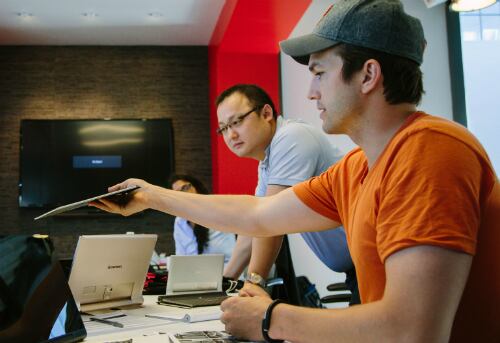 Ashton Kutcher, ingeniero de producto de Lenovo, señaló que para desarrollarla investigaron en profundidad cómo la gente utiliza las tablets.