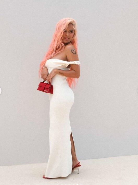 Karol G posando con un sensual vestido blanco.