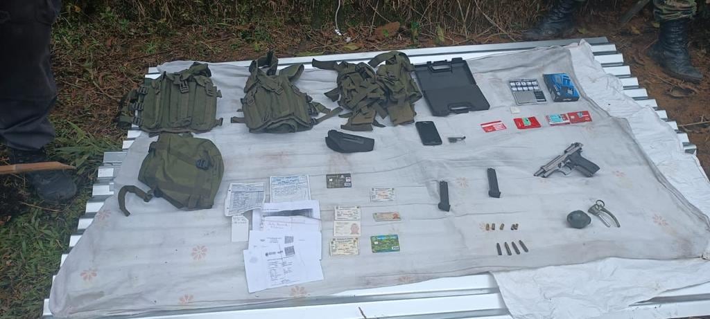 Destacan que durante el allanamiento los uniformados del Ejército encontraron armamento, municiones y pasta de base de coca