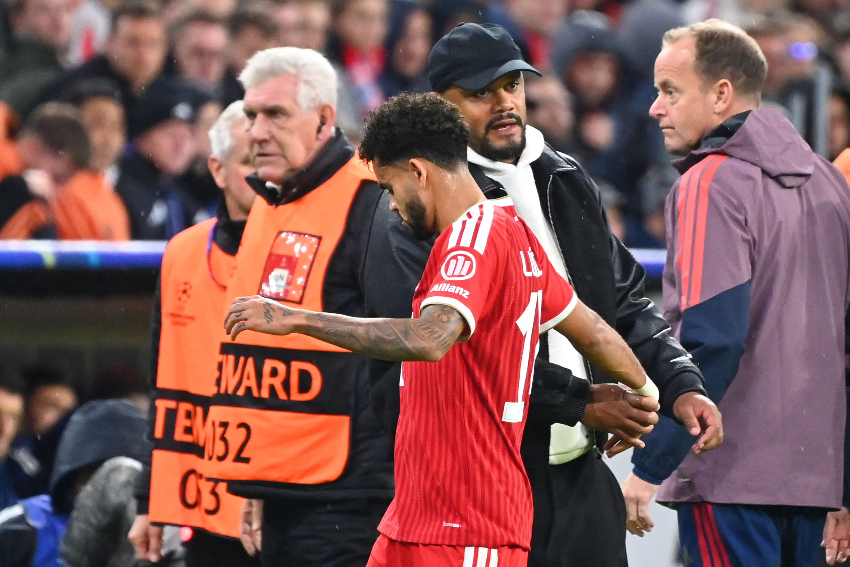 Coach [coach] Vincent KOMPANY (FC Bayern Munich) with Luis DIAZ (FC Bayern Munich) after substitution [substitution]. Football Champions League, Season 2026/27, Group phase FC FC Bayern Munich - FC Arsenal 22 am on October 21, 2026. �SVEN SIMON Photo A (Photo by Frank Hoermann / SVEN SIMON / Sven Simon / dpa Picture-Alliance via AFP)