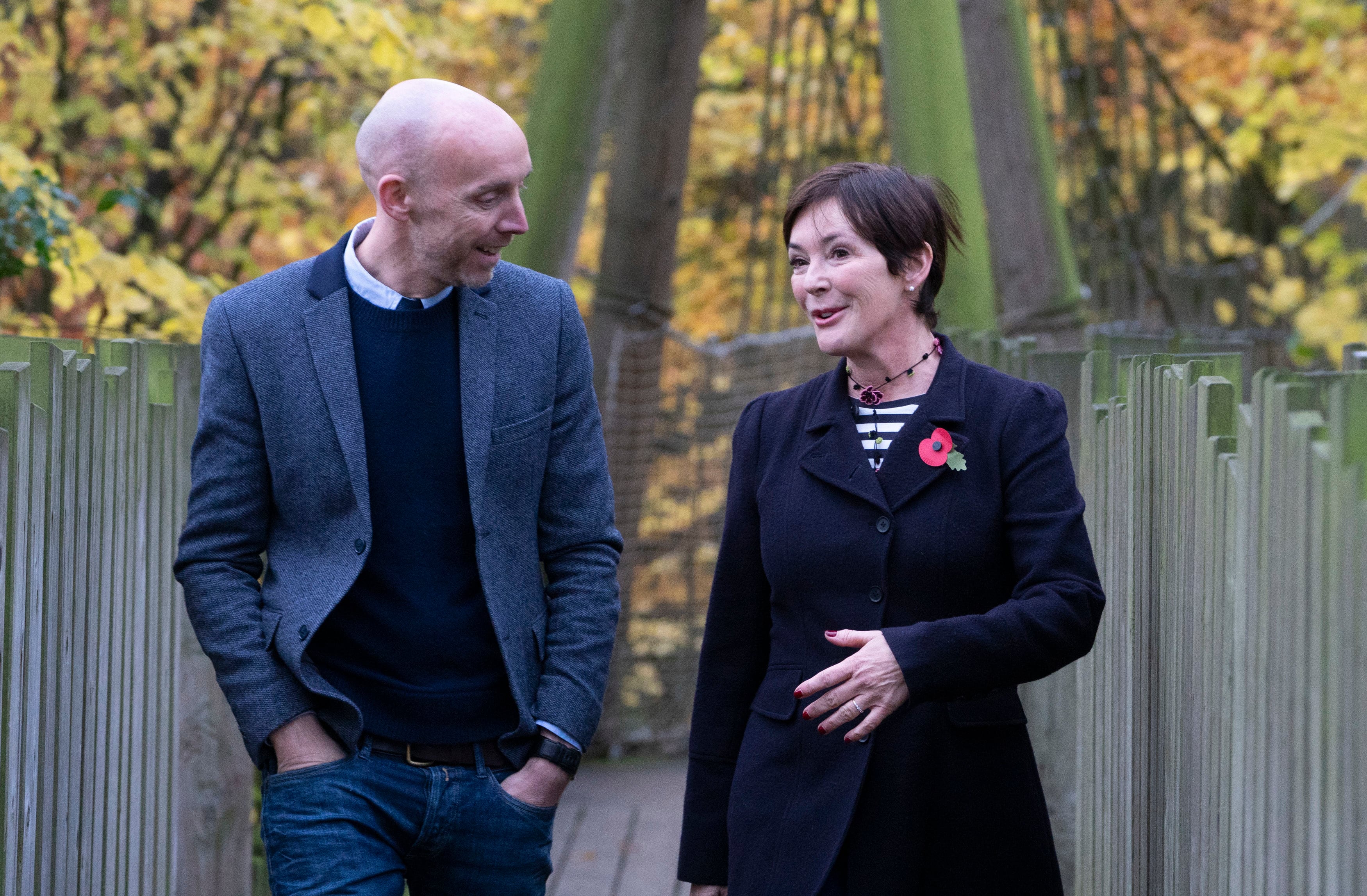 La duquesa de Northumberland con el director general de Searcy, Matt Thomas, en Alnwick Garden.