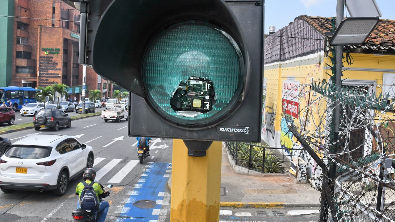 Cali, informe de domingo: semáforos vandalizados y en mal estado. foto José L Guzmán. EL País