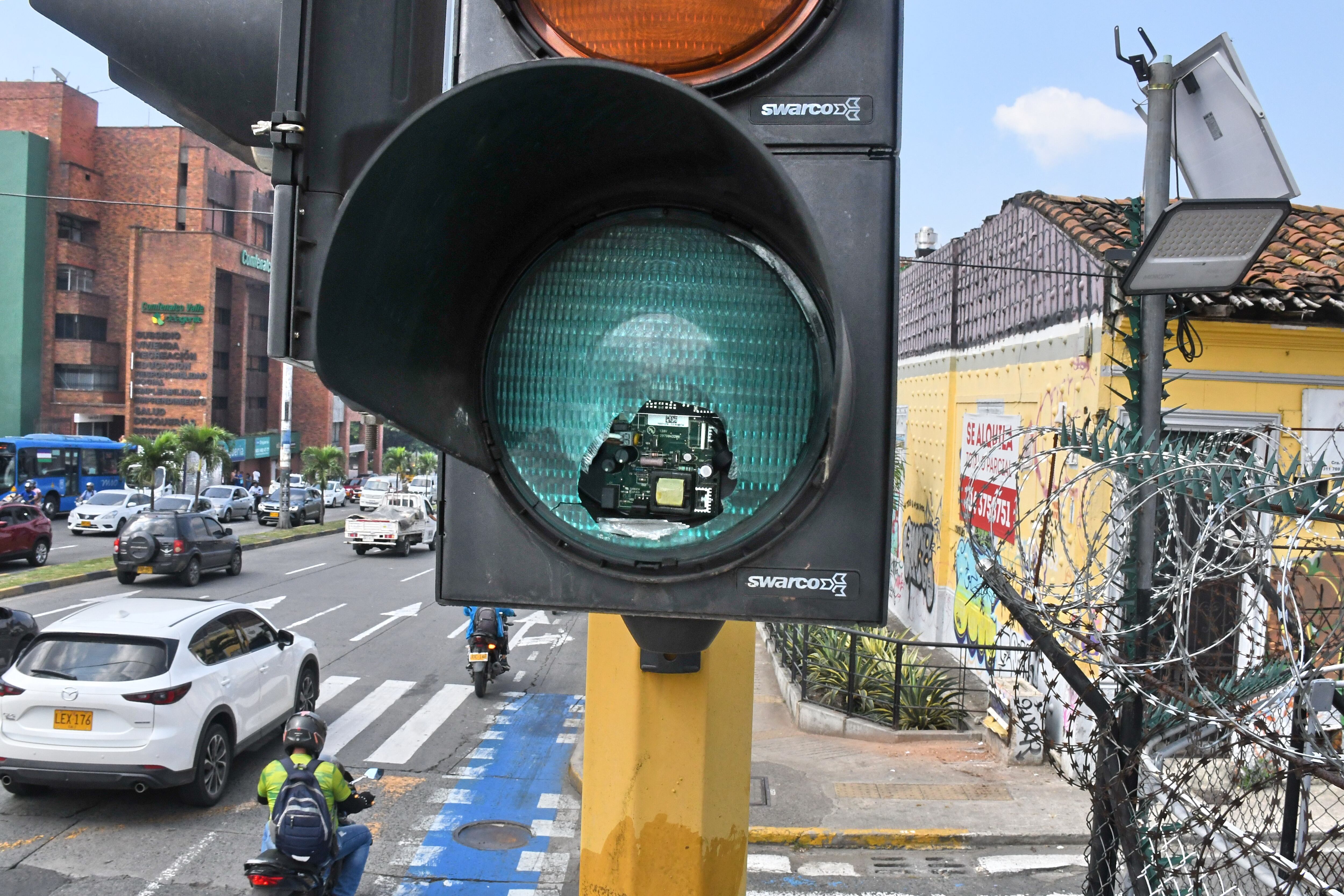 Cali, informe de domingo: semáforos vandalizados y en mal estado. foto José L Guzmán. EL País