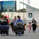 Pasajeros se dirigen a la terminal de salidas del aeropuerto internacional Hamid Karzai en Kabul, Afganistán, para abandonar el país, el sábado 14 de agosto de 2021, ante el avance del Talibán hacia la capital. (AP Foto/Rahmat Gul)
