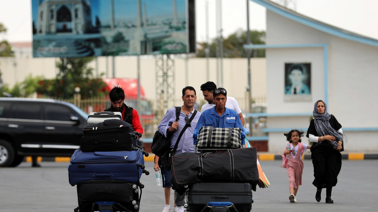 Pasajeros se dirigen a la terminal de salidas del aeropuerto internacional Hamid Karzai en Kabul, Afganistán, para abandonar el país, el sábado 14 de agosto de 2021, ante el avance del Talibán hacia la capital. (AP Foto/Rahmat Gul)