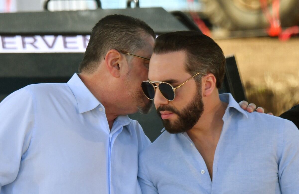 El presidente de Costa Rica, Rodrigo Chaves (izq.), conversa con el presidente de El Salvador, Nayib Bukele, en el sitio de construcción del Centro de Alta Contención para el Crimen Organizado (CACO) en Alajuela, Costa Rica, el 14 de enero de 2026.